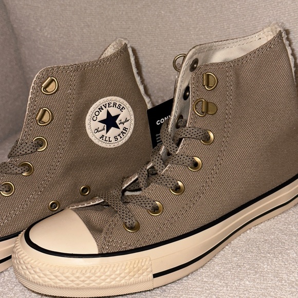 Converse NWT - Picture 1 of 6
